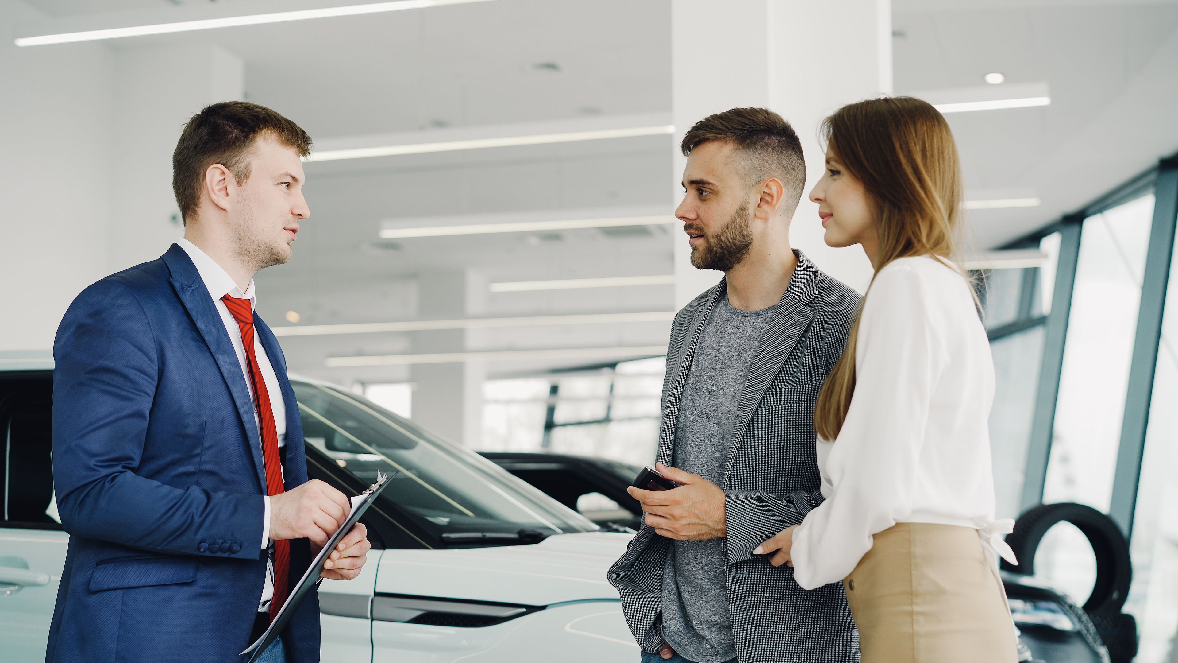 Покупатели автомобиля в автосалоне